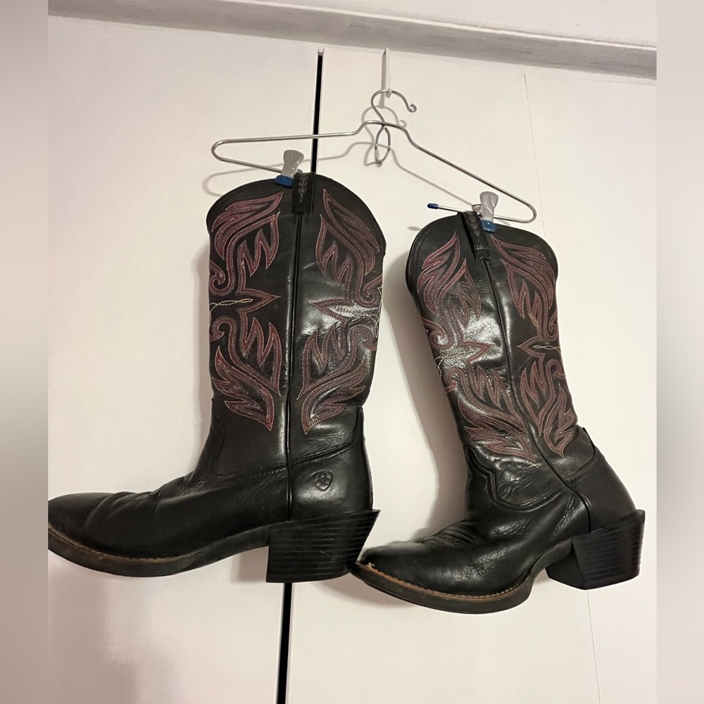 Black Ariat Sz 8 cowboy boots square toe